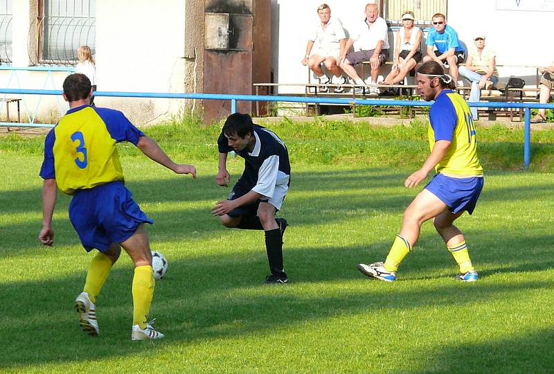 Fotbalová I. B třída: Utkání Rozhovice -  Paramo Pardubice.