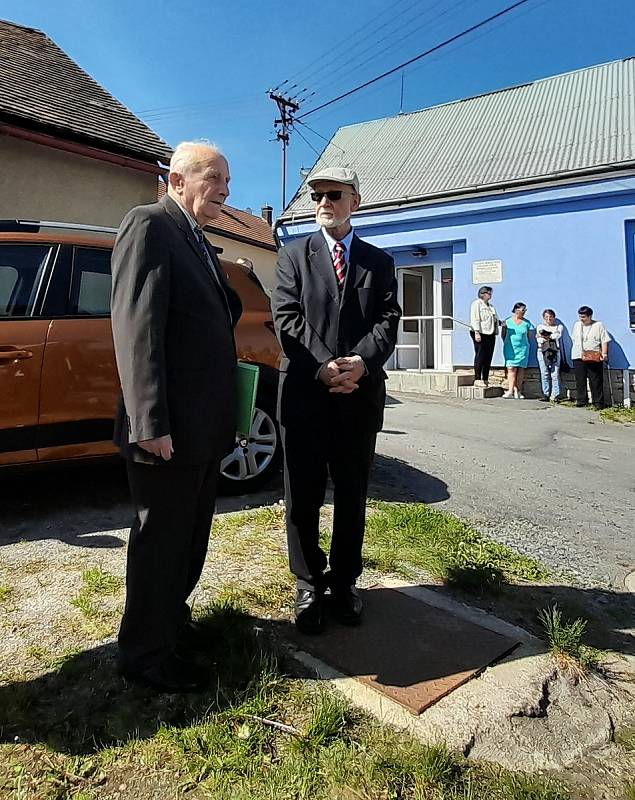 Rodina Hushova utrpěla značné bezpráví. Pamětní deska na jejím původním domě je symbolem omluvy a smíření.