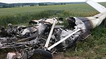 Při pádu letadla na chrudimském letišti zahynul pilot.