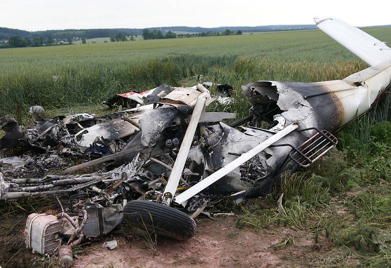Při pádu letadla na chrudimském letišti zahynul pilot.