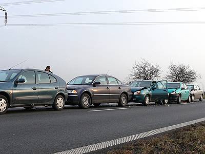 Řetězová nehoda mezi Chrudimí a Pardubicemi.