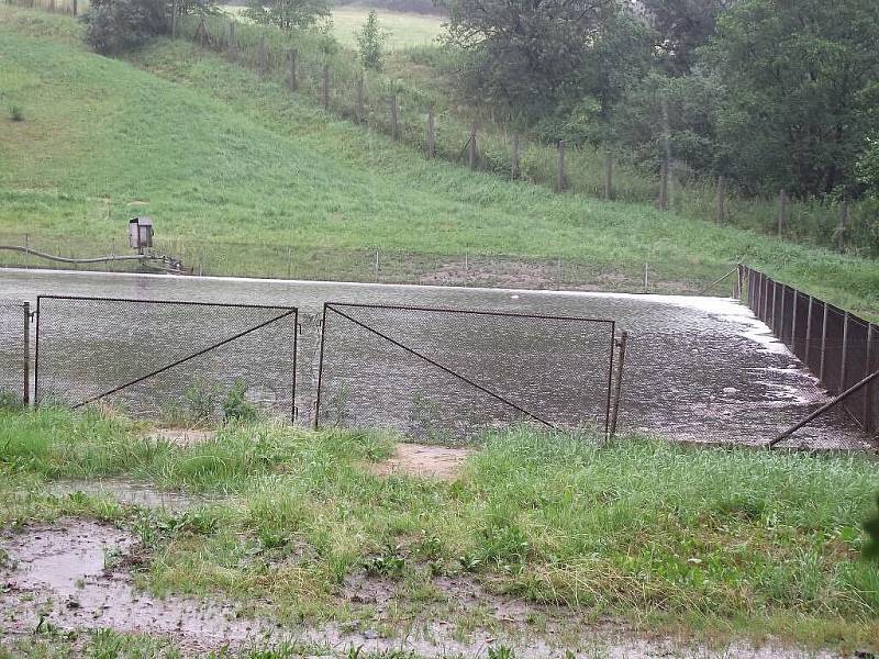 Jímka pod Nasavrckou skládkou během nedělních záplav přetekla, voda z ní pronikla až do Libáňského potoka