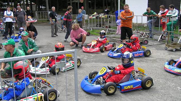 FILIP ŠKORPÍK s číslem 63 patří mezi talenty, kterým učarovala vůně benzínových motorů.  