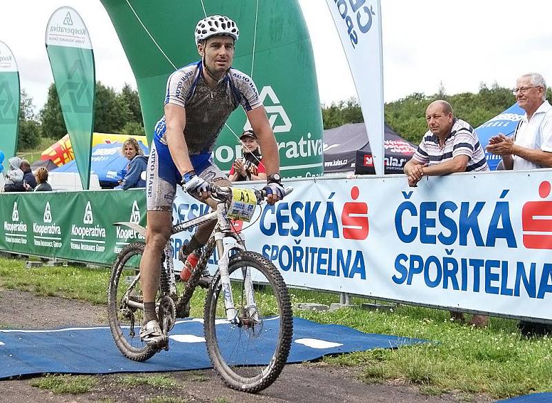 Vítězové kategorií cyklomaratonu MTB Manitou Železné hory  v cíli. 