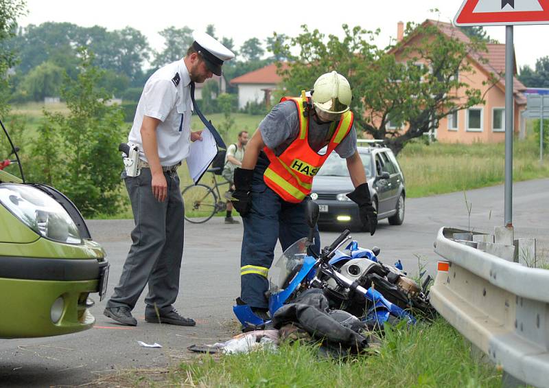 Motorkář byl zraněn při střetu s osobním automobilem poblíž odbočky na Kunčí mezi obcemi Slatiňany a Nasavrky.