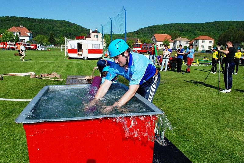 Hasičskou ligu okresu 2011 zahájila první soutěž O pohár starosty Třemošnice na třemošnickém fotbalovém hřišti.