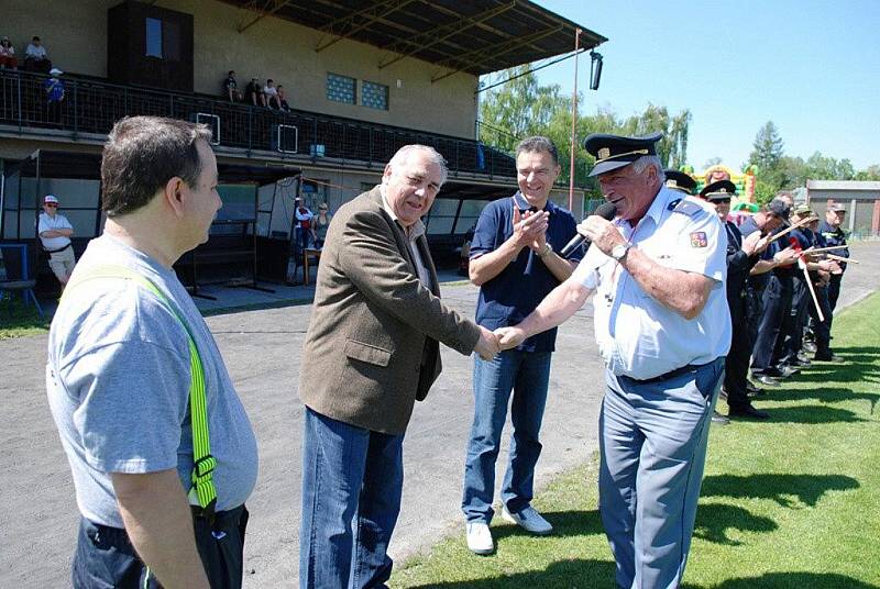 Hasičskou ligu okresu 2011 zahájila první soutěž O pohár starosty Třemošnice na třemošnickém fotbalovém hřišti.