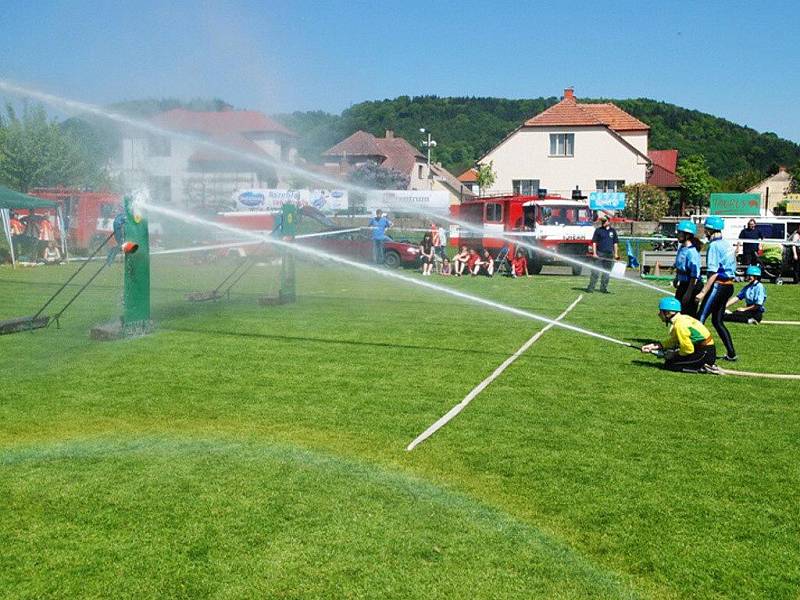 Hasičskou ligu okresu 2011 zahájila první soutěž O pohár starosty Třemošnice na třemošnickém fotbalovém hřišti.