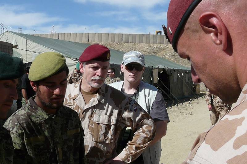 Premiér Petr Nečas navštívil v afghánském Wardaku i vojáky 43. výsadkového praporu z Chrudimi.
