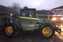 Hasiči likvidovali požár traktoru ve Svobodných Hamrech