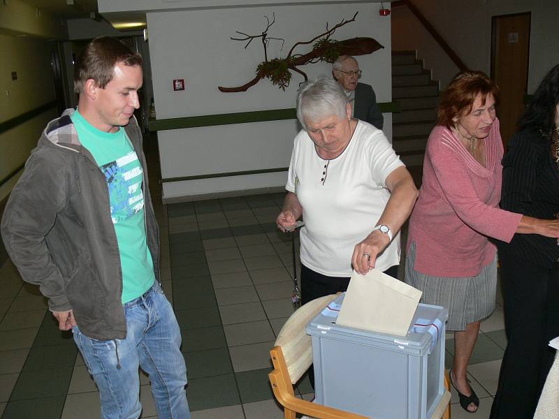  Svůj hlas odevzdali i klienti Domu s pečovatelskou službou v Soukenické ulici.