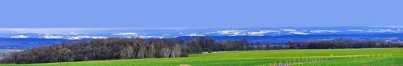 ORLICKÉ HORY Z KOPCŮ nad Chrudimí. Takto vypadalo panorama hřebene z více než 60 kilometrů na konci března. Orlické hory jsou vidět alespoň svými obrysy většinu dní, ale taková podívaná do nejmenších detailů nebývá v jiných letech pravidlem.