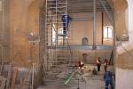 Probíhající rekonstrukce chrudimského kostela svatého Josefa přinesla další překvapení. Tentokrát se jedná o rozměrnou barokní fresku