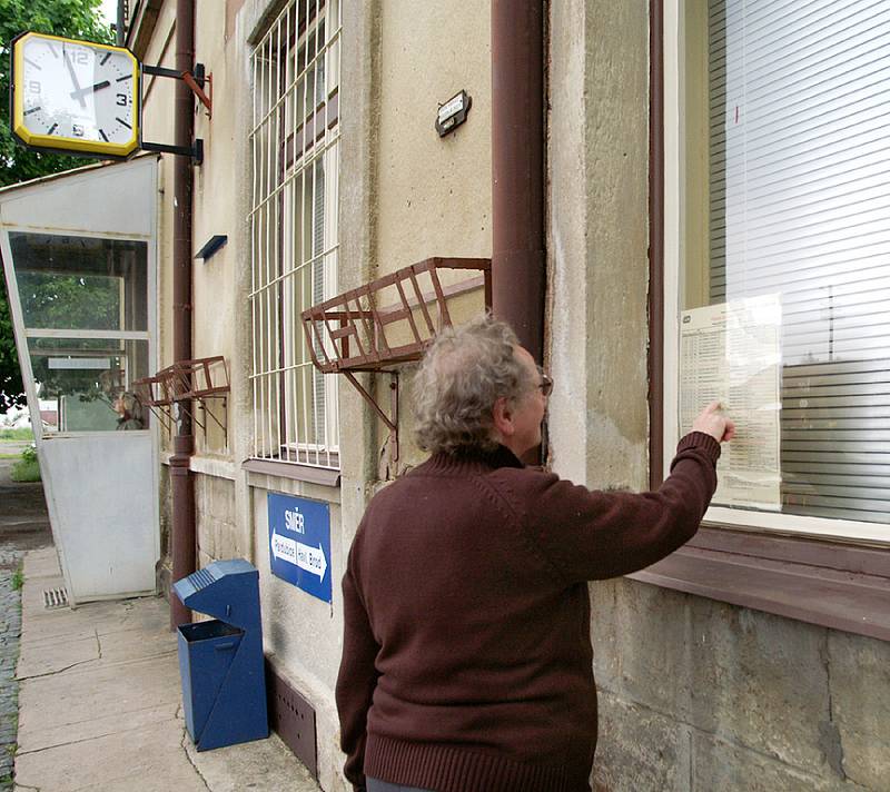 I čekárna chrasteckého nádraží je v těchto dnech zavřená.