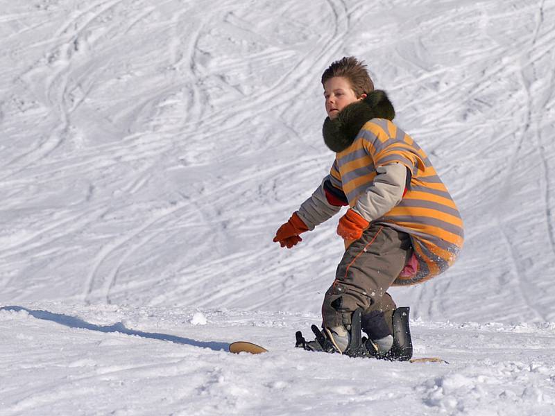 NA HLINECKÉ SJEZDOVCE se v sobotu  konalo loučení s letošní lyžařskou sezónou. Součástí programu byl závod lyžařů ve sjezdu slalomem i přehlídka karnevalových masek.