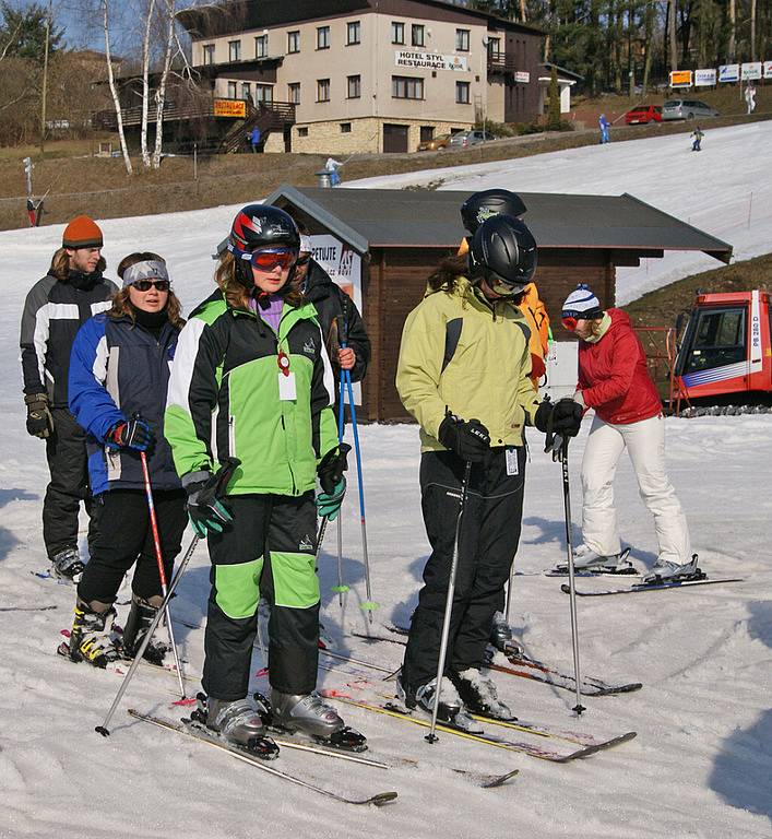 NA HLINECKÉ SJEZDOVCE se v sobotu  konalo loučení s letošní lyžařskou sezónou. Součástí programu byl závod lyžařů ve sjezdu slalomem i přehlídka karnevalových masek.