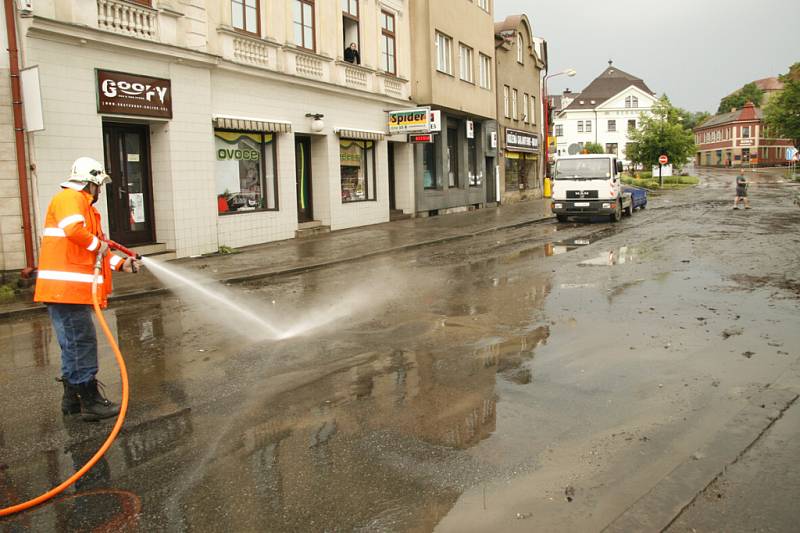 SPOUŠŤ. V ulicích Hlinska se po průtrži začalo uklízet.