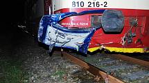 UŽ DRUHÁ TRAGÉDIE NA TŘEMOŠNICKU BĚHEM VÍKENDU. U vápenky v Třemošnici se srazilo osobní auto s vlakem. Spolujezdec je mrtvý, řidič skončil v nemocnici, cestující ve vlaku utrpěli oděrky a především pořádný šok. 