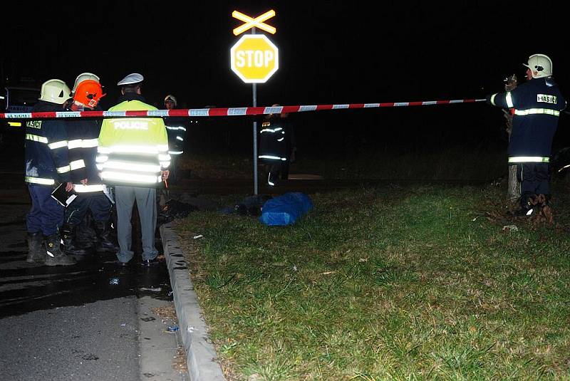 UŽ DRUHÁ TRAGÉDIE NA TŘEMOŠNICKU BĚHEM VÍKENDU. U vápenky v Třemošnici se srazilo osobní auto s vlakem. Spolujezdec je mrtvý, řidič skončil v nemocnici, cestující ve vlaku utrpěli oděrky a především pořádný šok. 