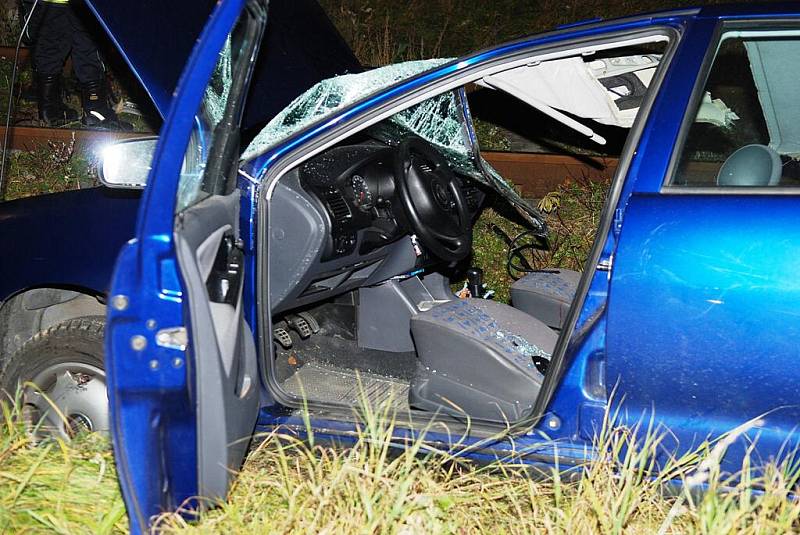 UŽ DRUHÁ TRAGÉDIE NA TŘEMOŠNICKU BĚHEM VÍKENDU. U vápenky v Třemošnici se srazilo osobní auto s vlakem. Spolujezdec je mrtvý, řidič skončil v nemocnici, cestující ve vlaku utrpěli oděrky a především pořádný šok. 