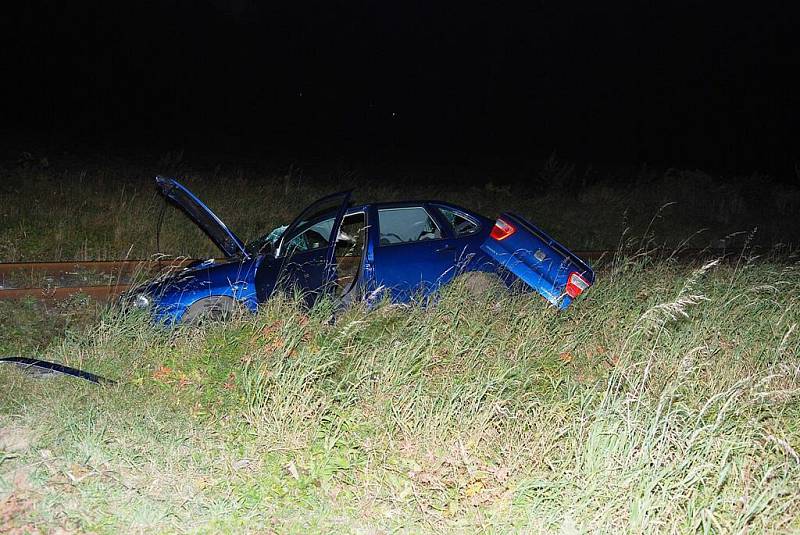 UŽ DRUHÁ TRAGÉDIE NA TŘEMOŠNICKU BĚHEM VÍKENDU. U vápenky v Třemošnici se srazilo osobní auto s vlakem. Spolujezdec je mrtvý, řidič skončil v nemocnici, cestující ve vlaku utrpěli oděrky a především pořádný šok. 