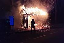 U Rváčova hořela autobusová zastávka. Zbyla jen spálená kostra