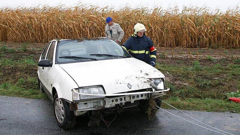 Dne 16.10. ve 13.42 hodin zasahovali chrudimští hasiči u dopravní nehody za Podlažicemi směrem na Luži.