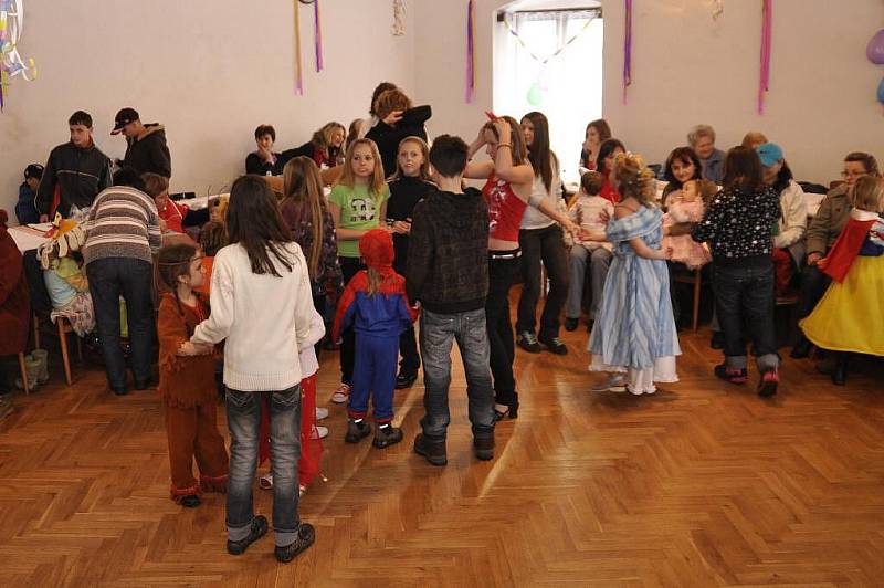 Dětský karneval v Prachovicích.