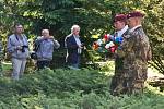 Účastníci pietního shromáždění uctili v pátek v Chrudimi položením květin u pomníku Přísaha v urnovém háji oběti druhé světové války.