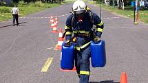 Chrudimští hasiči v celorepublikové soutěži Firefighter  Fenzy  Cup v areálu Aera Vodochody.