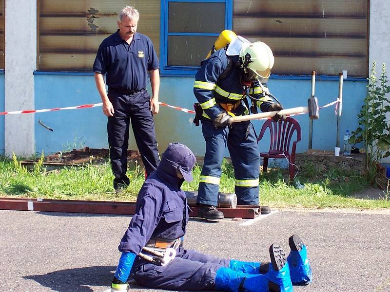 Chrudimští hasiči v celorepublikové soutěži Firefighter  Fenzy  Cup v areálu Aera Vodochody.