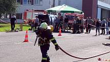 Chrudimští hasiči v celorepublikové soutěži Firefighter  Fenzy  Cup v areálu Aera Vodochody.