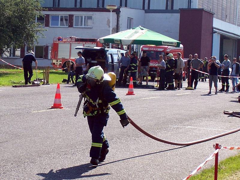 Chrudimští hasiči v celorepublikové soutěži Firefighter  Fenzy  Cup v areálu Aera Vodochody.