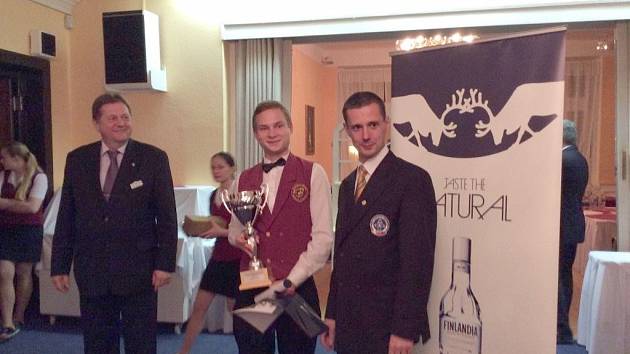 Student Hotelové školy Bohemia z Chrudimi Jakub Němec vybojoval třetí místo v soutěži barmanů Finlandia Cup v Mariánských Lázních.