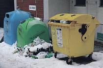 PŘÍMO V SOUSEDSTVÍ cedule „Zákaz skládky“ je na zemi u archivu naházený odpad. 