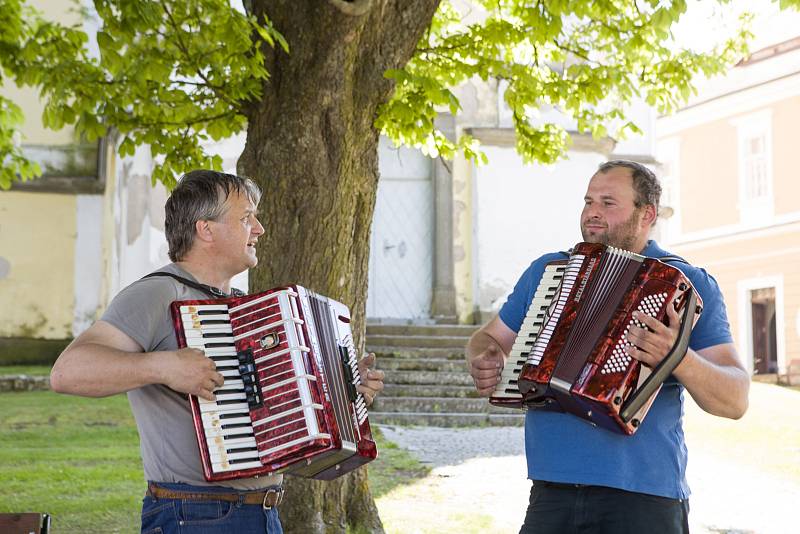 Nová vlajka Trhové Kamenice s dvouocasým lvem se dočkala požehnání.