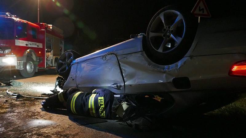 Na silnici mezi Chrudimí a Topolem, před mostem obchvatu havaroval v pondělí 24. srpna 2015 večer řidič v BMW. Po nehodě z místa utekl a policisté ho vypátrali až v Pardubicích.