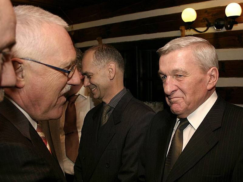 Milan Domáček (vpravo) při setkání s Václavem Klausem.