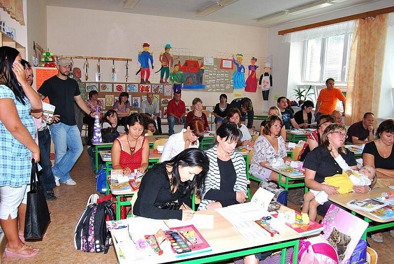 První den školy se nesl ve slavnostním duchu i na Základní škole v Nasavrkách, kde nejen prvňáčky uvítal mimo jiné i starosta Milan Chvojka.