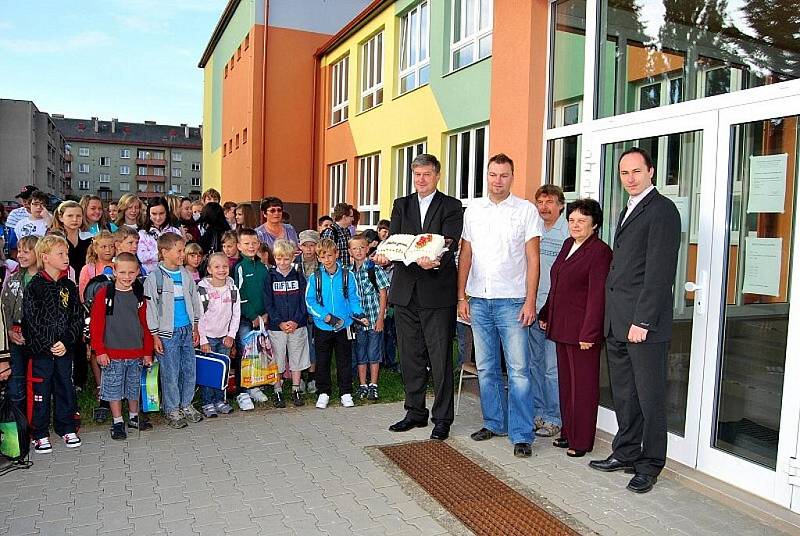 První den školy se nesl ve slavnostním duchu i na Základní škole v Nasavrkách, kde nejen prvňáčky uvítal mimo jiné i starosta Milan Chvojka.