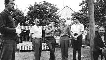1964 Jaroslav Hájek představuje mistry a velmistry šachu zleva Jiří Podgorný, Vlastimil Hort, Michael Janata, Jan Smejkal.