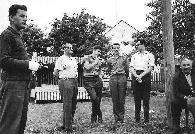 1964 Jaroslav Hájek představuje mistry a velmistry šachu zleva Jiří Podgorný, Vlastimil Hort, Michael Janata, Jan Smejkal.