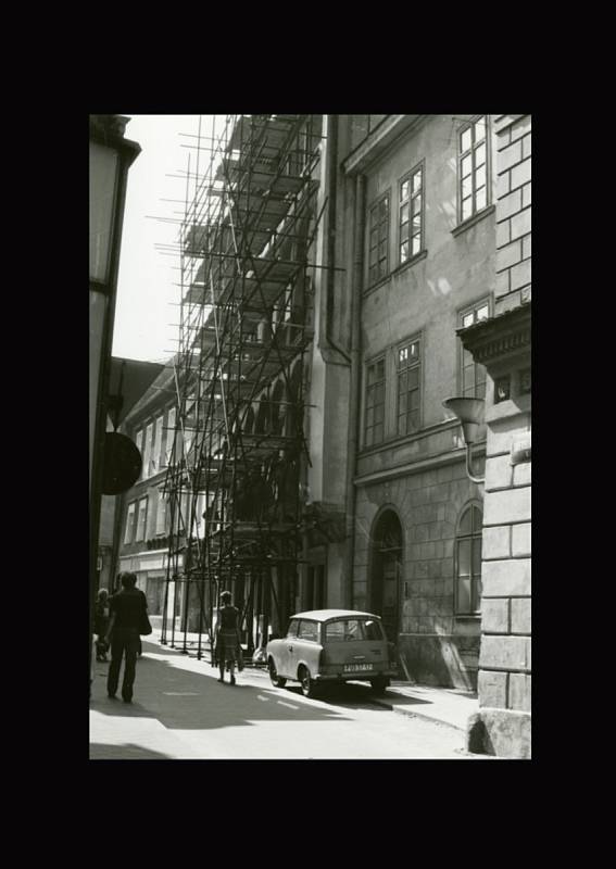 Opravy fasády a kamenných plastik Mydlářovského domu, 1986