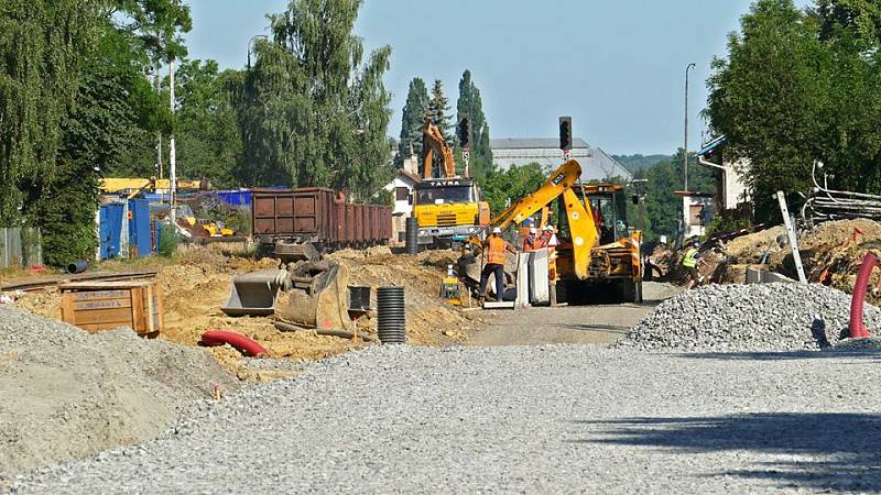 Práce na revitalizaci železniční trati z Pardubic do Ždírce nad Doubravou. 