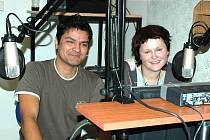 Moderátor Milan Krčil učí dobrovolnici Veroniku Šustrovou rozhlasové práci. 