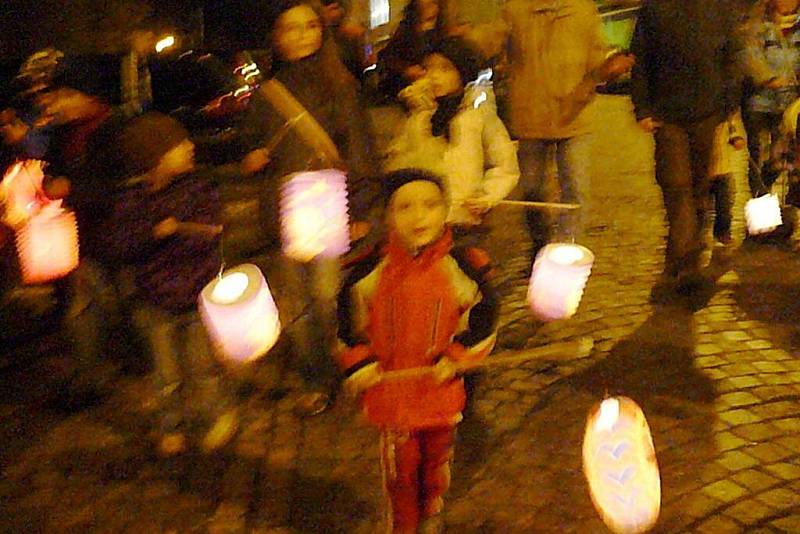 Tradiční podzimní Ukládání broučků se konalo ve čtvrtek 4. listopadu v Chrudimi.