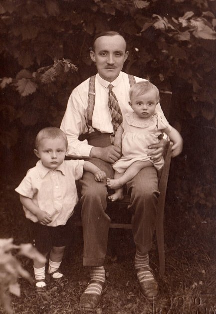 Johann Husch se svými nejstaršími dětmi Richardem a Ilonou.