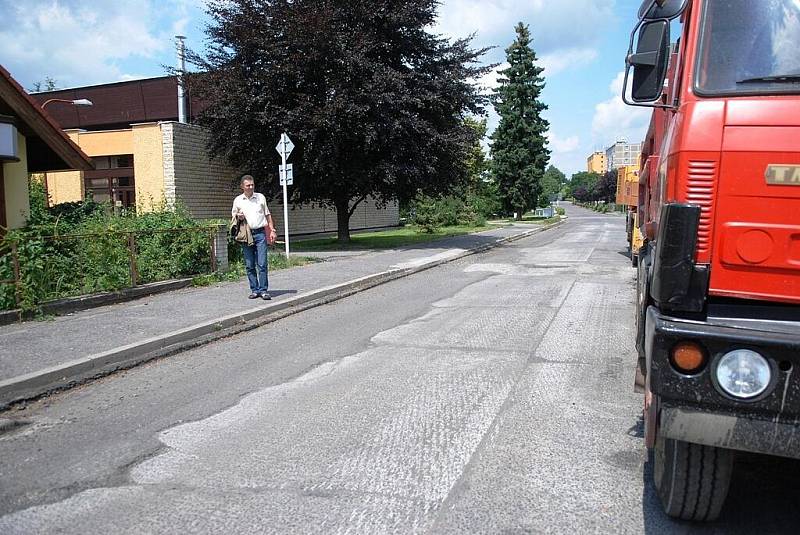 Hlavní třemošnická komunikace prochází rekonstrukcí.