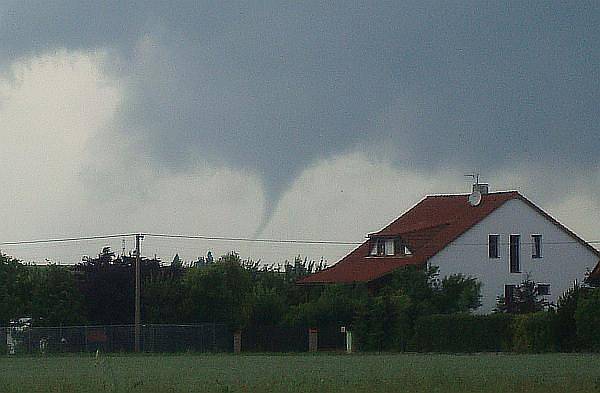 Tornádo poblíž Vlčnova u Chrudimi.