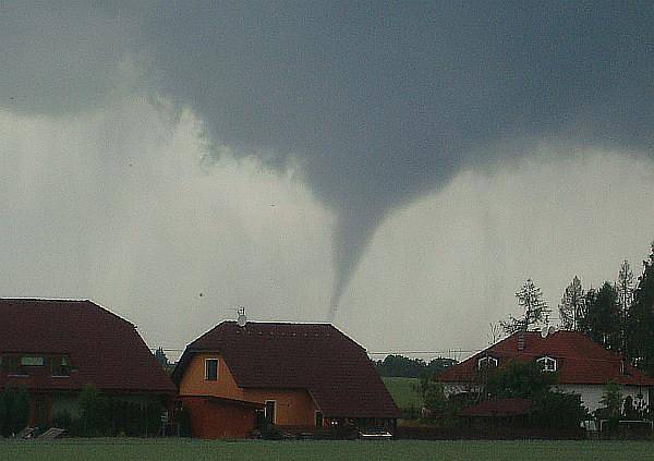 Tornádo poblíž Vlčnova u Chrudimi.